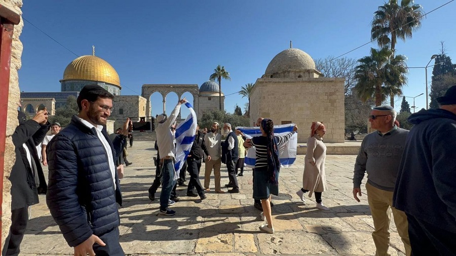مستوطنون صهاينة يرفعون العلم الاسرائيلي داخل باحات المسجد الاقصى